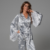 С рукавом 3/4