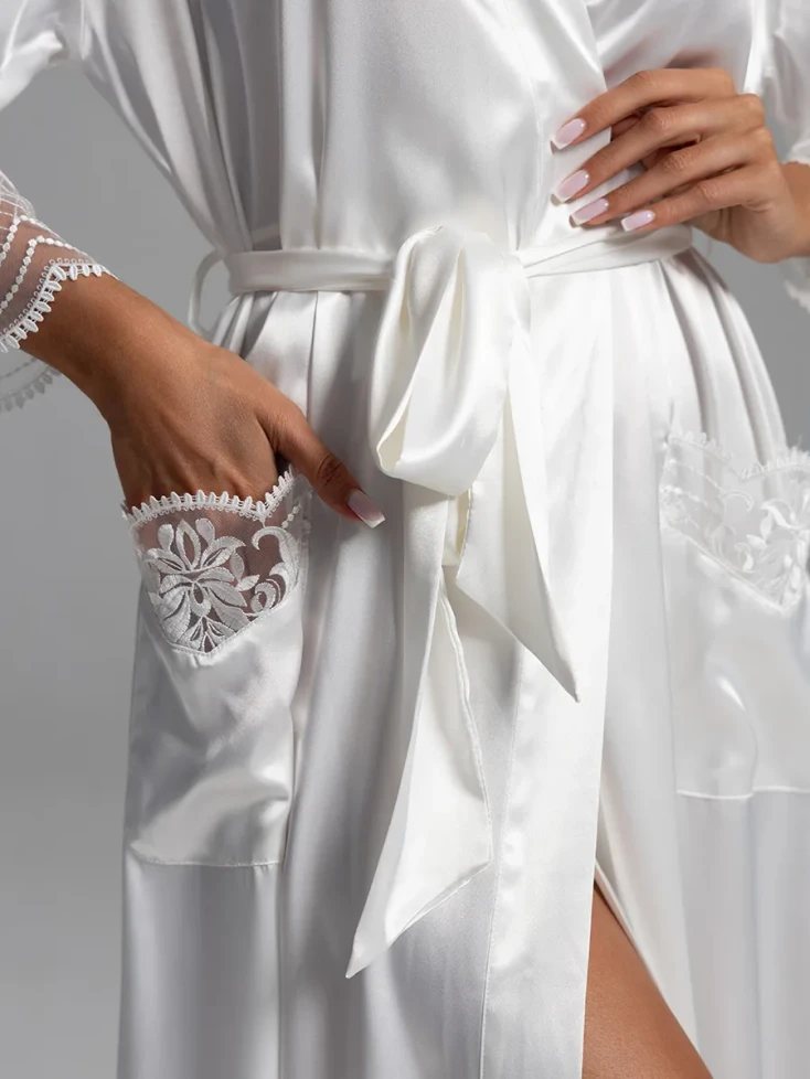 Халат длинный запашной женский Regina 3909 'Mia-Amore' - шелковый, с кружевом и поясом, белый 