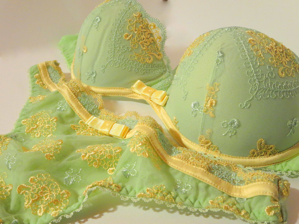 Комплект нижнего белья "Anna-Maria" ( Бюстгальтер 75C + трусики-стринги S)